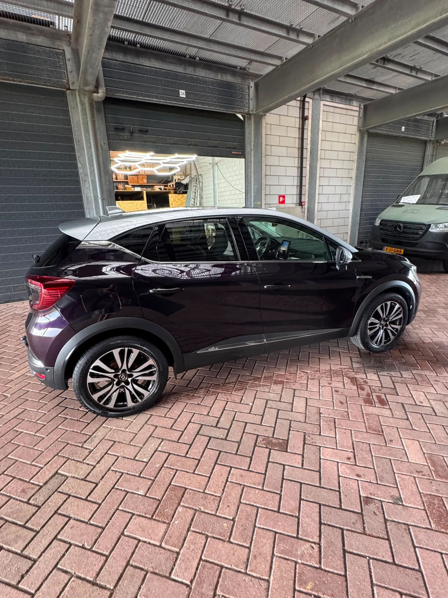 Renault Captur in de werkplaats onder sfeerverlichting tijdens detailing